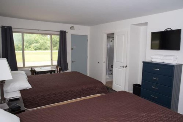 Three Lakes Motel