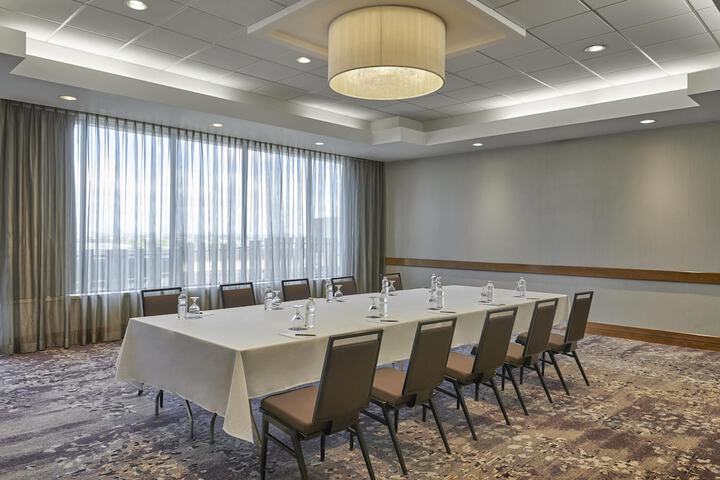 Hilton Toronto Airport Hotel & Suites