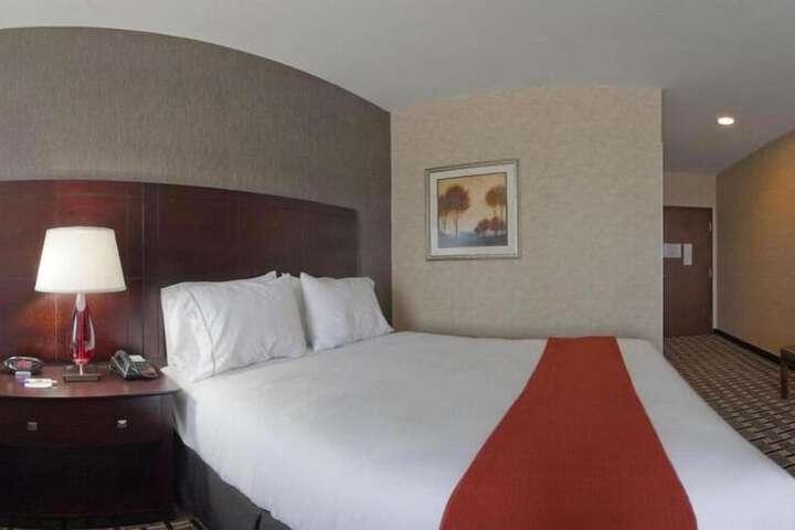 Room 10 of 32