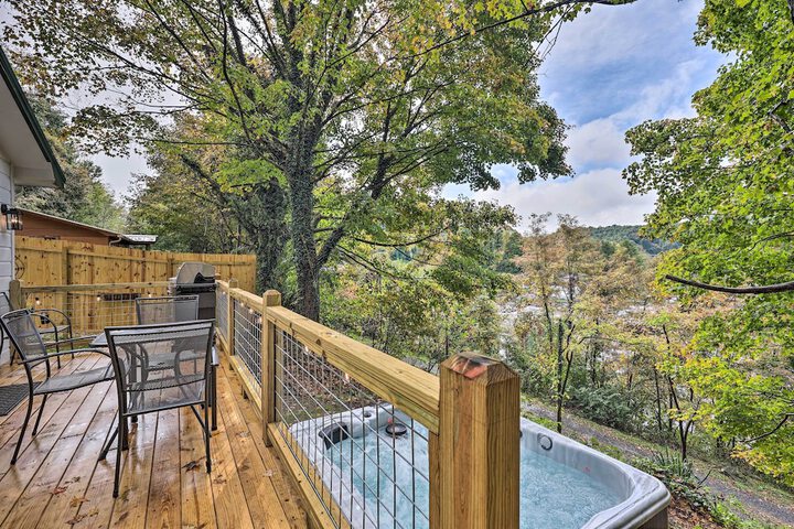Hilltop Hideaway w / Scenic Views & Hot Tub!
