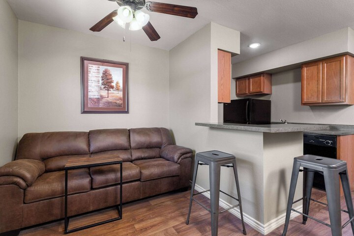 Eagles Den Suites Kenedy a Travelodge by Wyndham