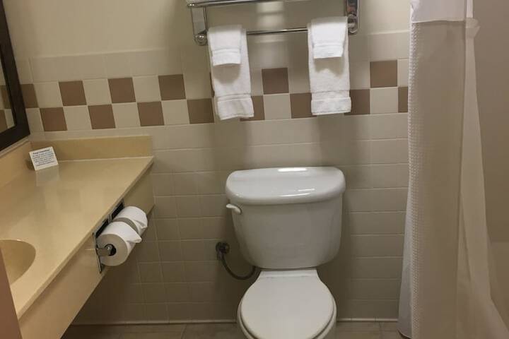 AmericInn by Wyndham Monmouth