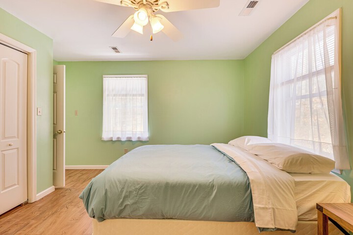 Family Home w / Game Room & Decks in Etlan!