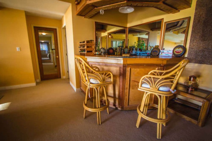 Lounge 17 of 22