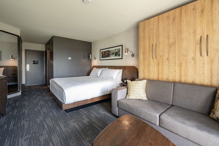 Room 33 of 40