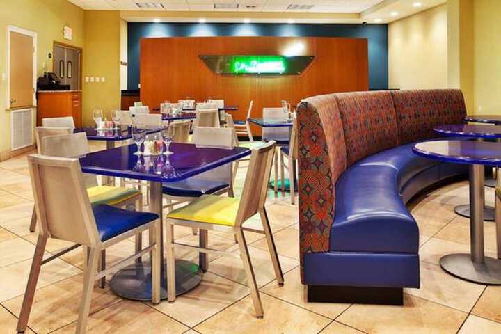 Lounge 50 of 52