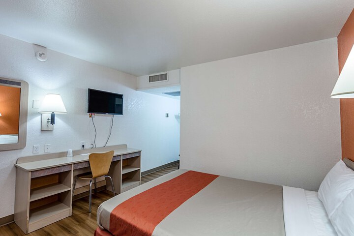 Room 17 of 32