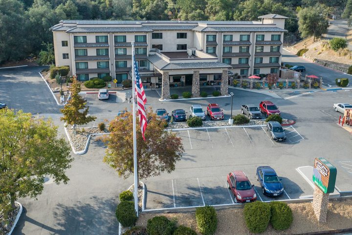 Yosemite Southgate Hotel & Suites