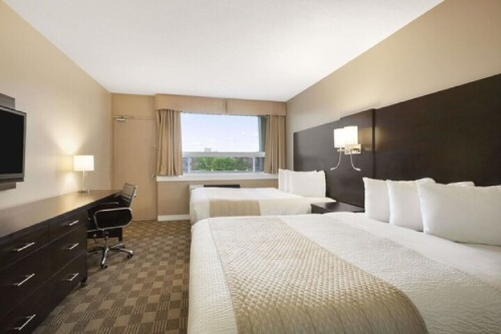 Days Inn & Suites by Wyndham North Bay Downtown