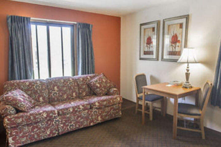 Econo Lodge Inn & Suites