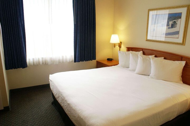 Country Inn & Suites by Radisson Lansing, MI
