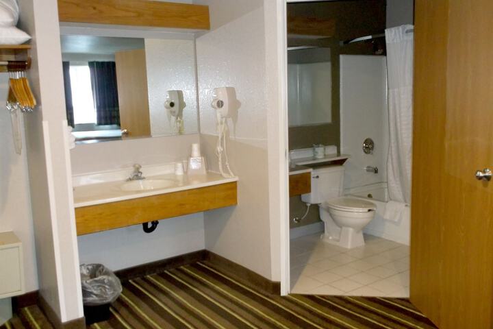 Super 8 by Wyndham Brookings