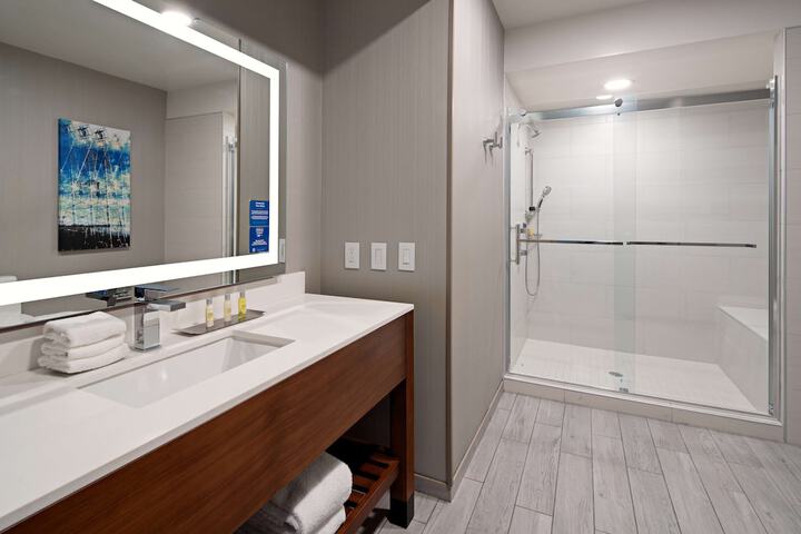 DoubleTree by Hilton Hotel Bakersfield