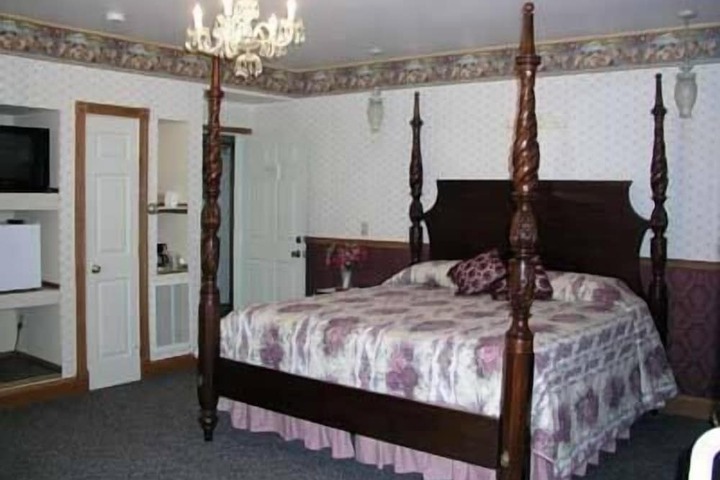 Chestnut Charm Bed & Breakfast