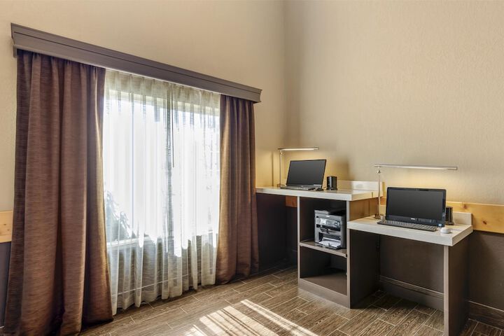 Best Western Plus Riverfront Hotel & Suites