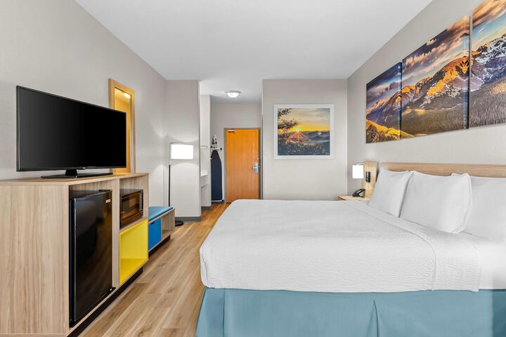 Days Inn & Suites by Wyndham Castle Rock