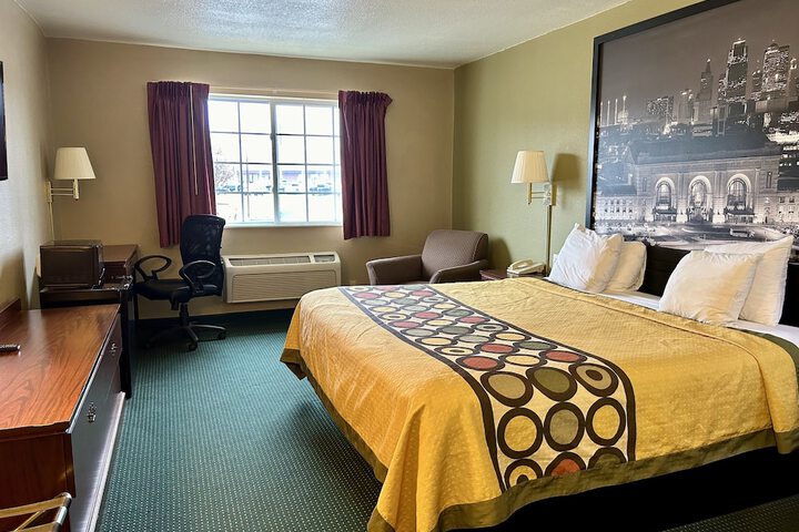 Room 11 of 16