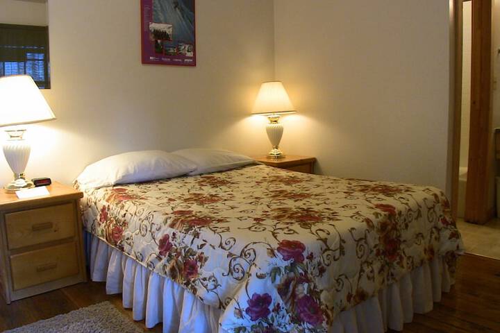 Whittakers Motel & Historic Bunkhouse