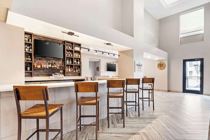 Best Western Plus Bourbonnais Hotel & Suites