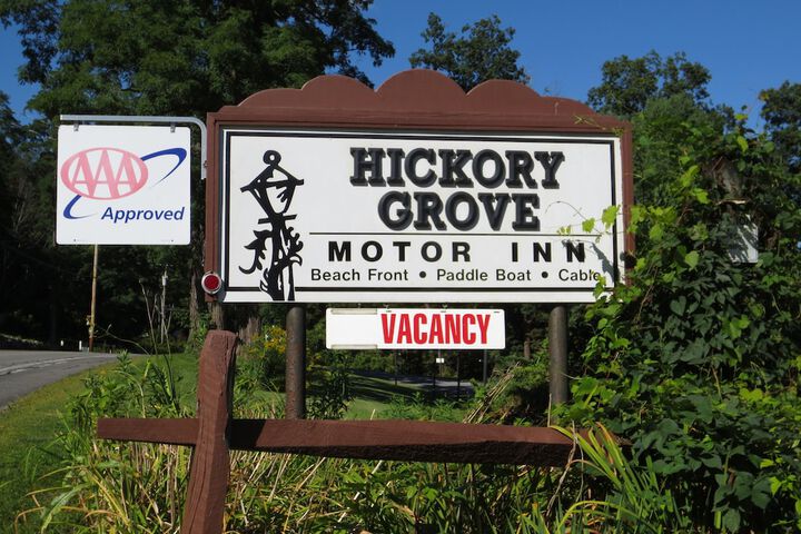 Hickory Grove Motor Inn
