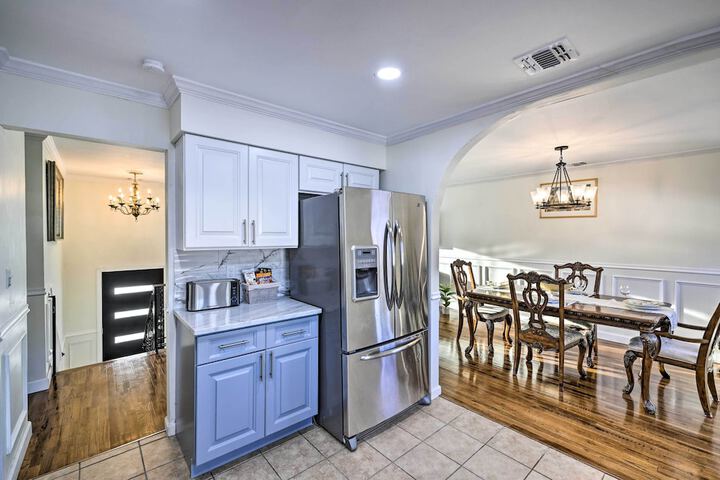 Bay Shore Vacation Rental w / Shared Yard!
