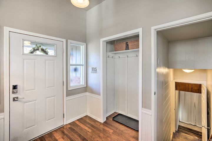 Sioux Center Split-level Home w / Game Room!