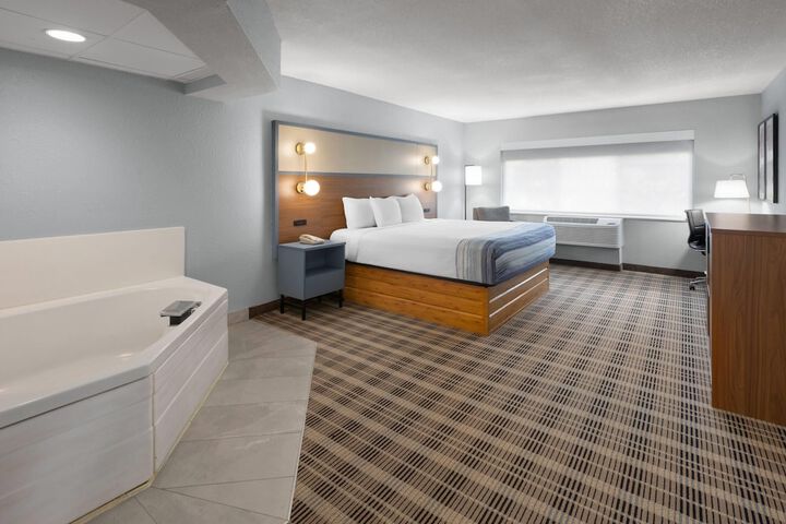 AmericInn by Wyndham Douglas / Saugatuck