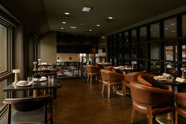 Dining 19 of 32