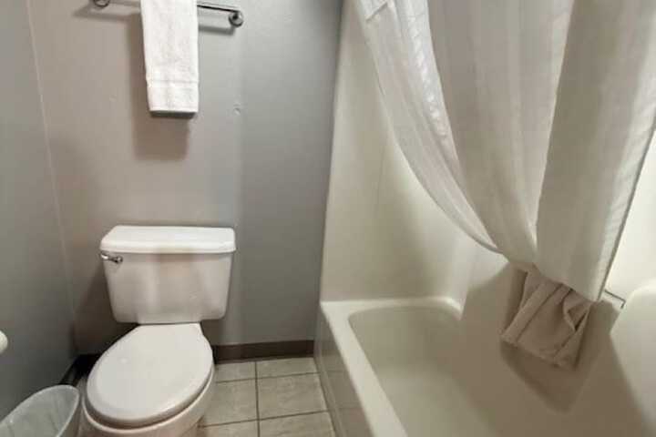 Super 8 by Wyndham Smithville / Kansas City