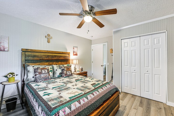 Riverfront Cabin w / Mtn Views in Tuckasegee!