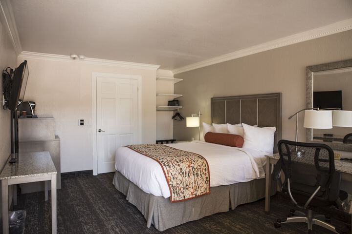 Room 17 of 38