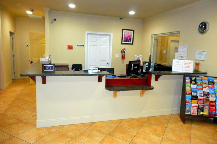 Crossroads Inn & Suites