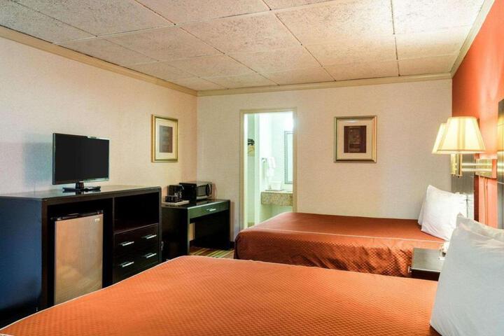 Rodeway Inn University