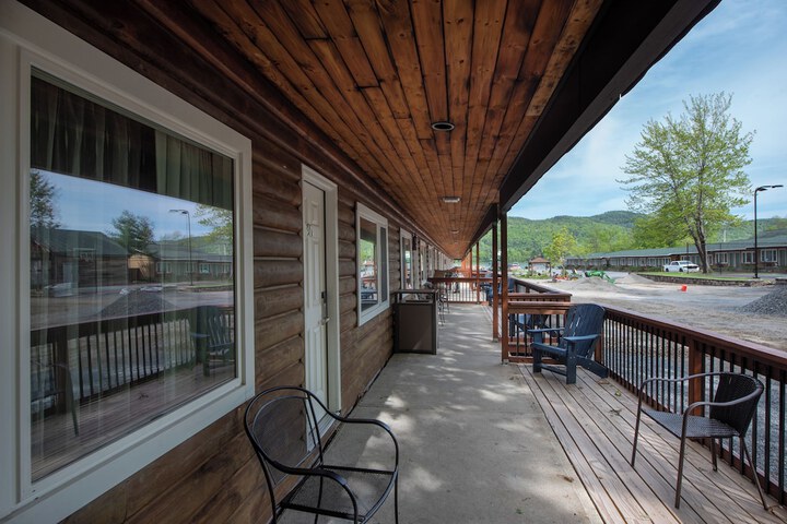 Scottys Lakeside Resort