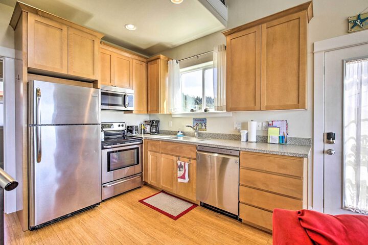 Oceanfront Cottage W / deck & Secluded Beach Access!