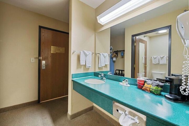 Pinedale Hotel & Suites