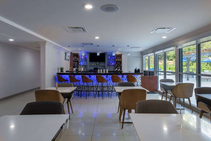 Lounge 46 of 55