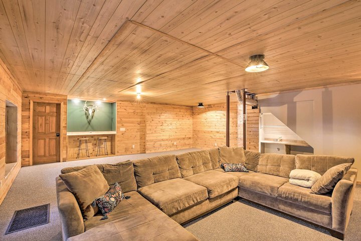 Splendid Family Cabin w / Hot Tub & Grill!