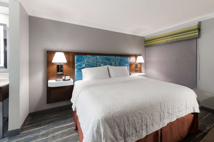 Hampton Inn & Suites Chicago / Hoffman Estates