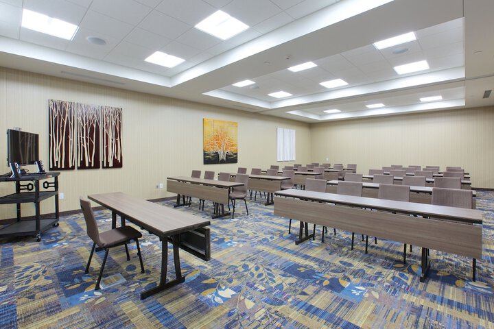 Holiday Inn Express Fargo SW - I-94 Medical Center by IHG