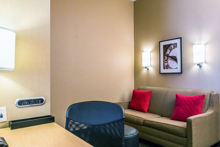 Room 15 of 83