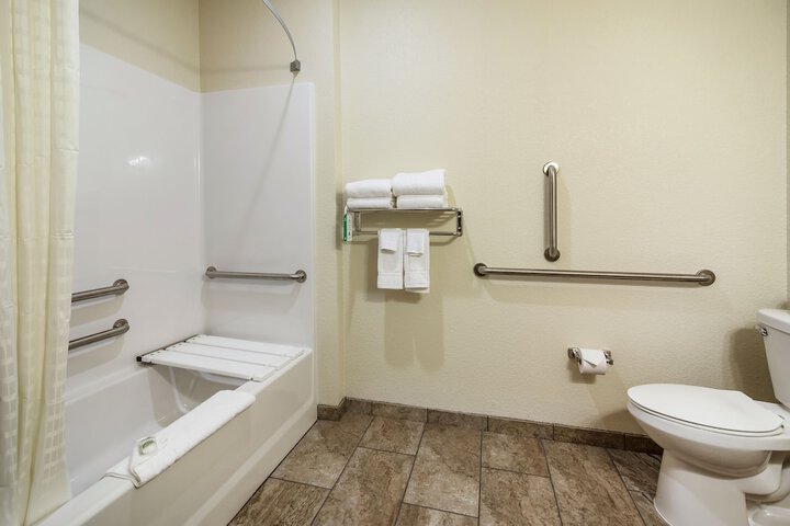 Cobblestone Hotel & Suites - Hutchinson