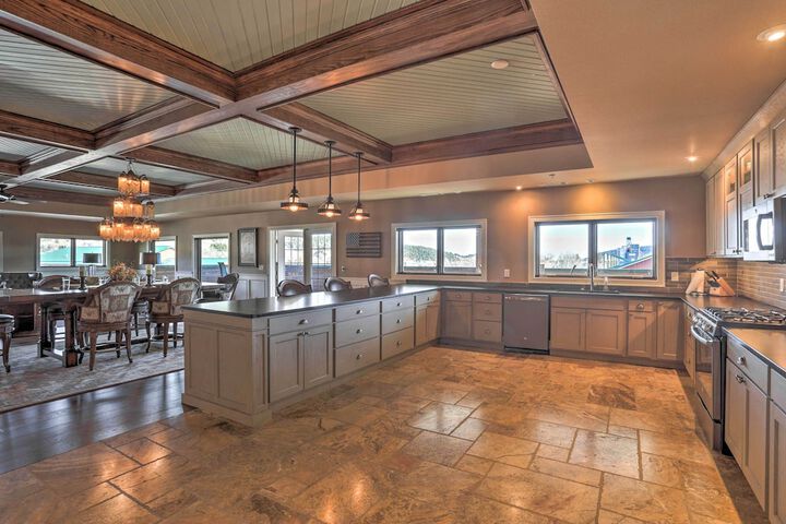 Main Street Strugis Apt w / High-end Features