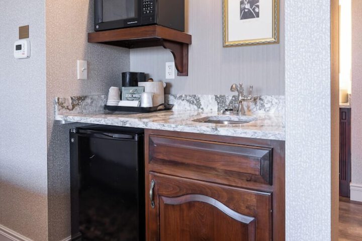 AmishView Inn and Suites