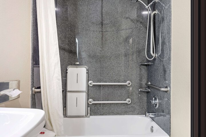 Room 8 of 25