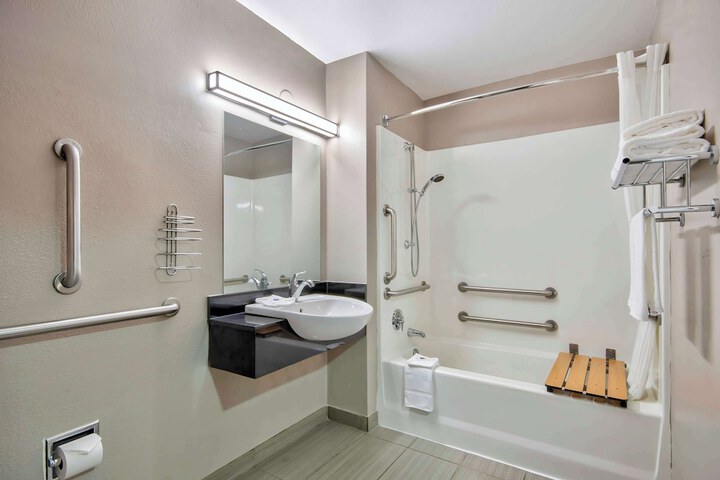 Room 25 of 38