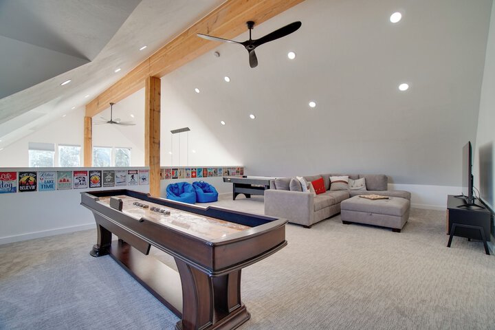 Modern Donnelly Cabin w / Private Hot Tub