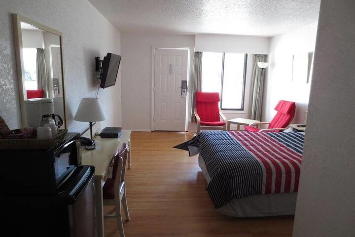 Room 4 of 8