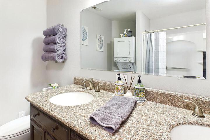 Beautiful Country Apartment AC, Pickleball, Billiards, Playground, Gardens