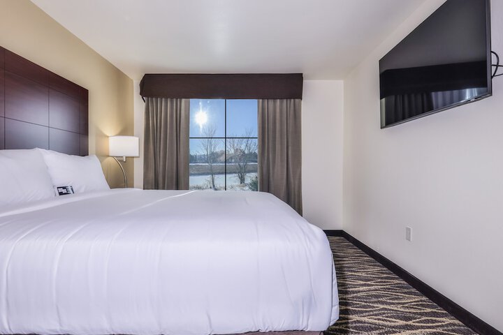 Cobblestone Hotel & Suites - Waukesha / West Milwaukee